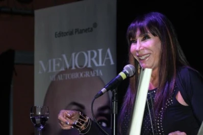 Relaciones lésbicas, abusos y drogas, forman parte de la autobiografía de Moria Casán