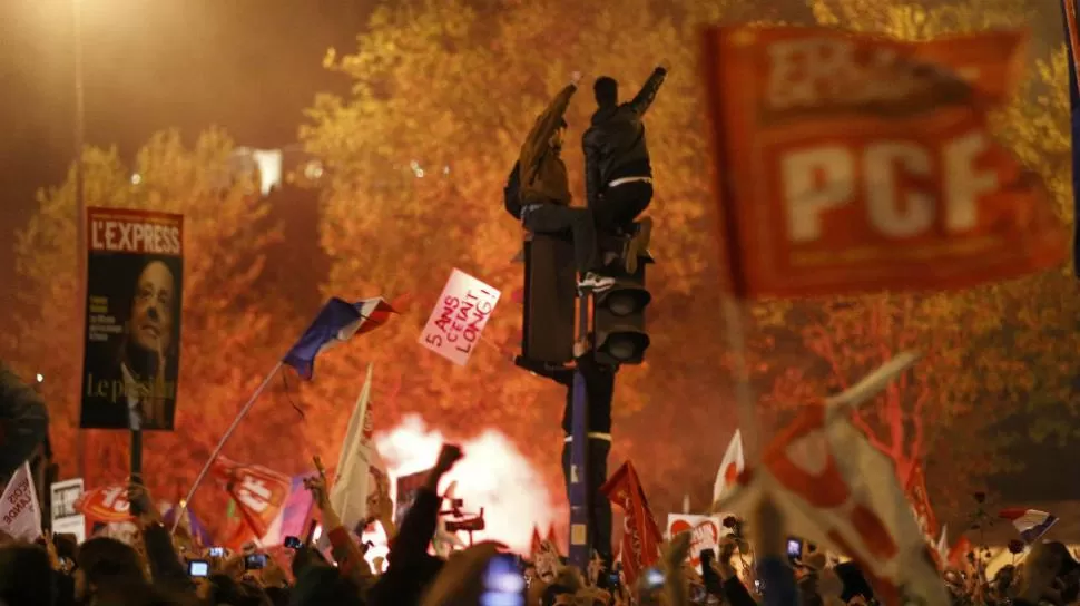 FIESTA TRICOLOR. La celebración de los socialistas y otros partidarios de Hollande hizo sede en la Plaza de la Bastilla. FOTOS DE REUTERS