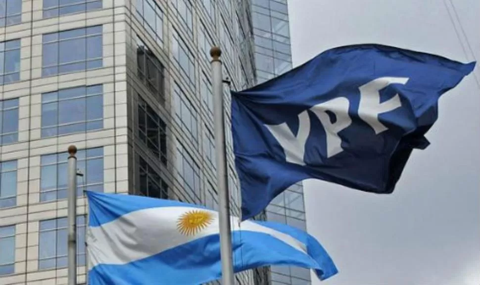 ICONO. La bandera argentina y la de YPF, juntas. TELAM