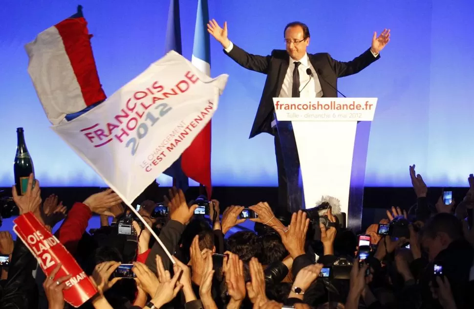 DESDE TULLE. Hollande saluda a miles de sus seguidores en el escenario montado al pie de la Catedral, en la ciudad donde fue alcalde el futuro Presidente. REUTERS