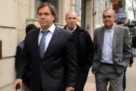 Risas afuera, rostros adustos adentro
