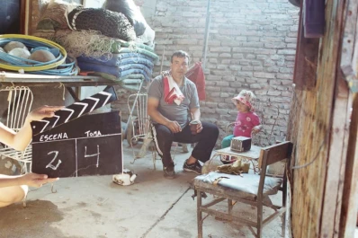 Un cortometraje revela que en un barrio las chicas eligen la pelota antes que las muñecas