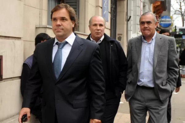 Risas afuera, rostros adustos adentro