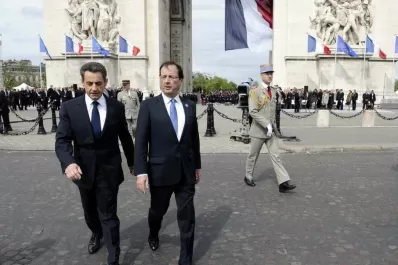 Sarkozy y Hollande dejaron atrás la campaña y estuvieron juntos en un acto
