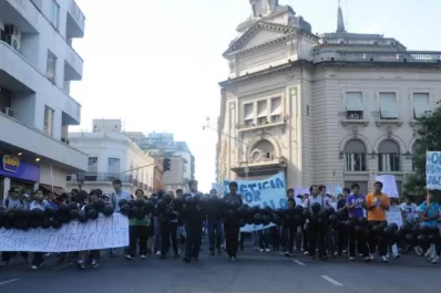 Con globos negros, pancartas y simulando a las víctimas, los jóvenes reclaman por justicia