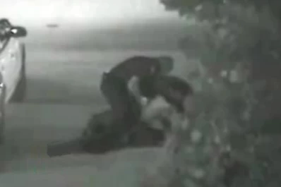 Video: dos policías golpearon brutalmente a un indigente en EEUU