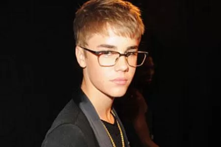 RECIBIDO. Justin Bieber completó sus estudios. FOTO TOMADA DE EONLINE.COM