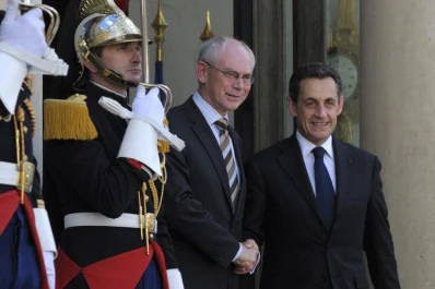 Indignación por un decreto de Sarkozy firmado tras su derrota