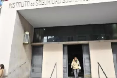 Suspenden el paro en el Subsidio de Salud, mientras siguen discutiendo salarios
