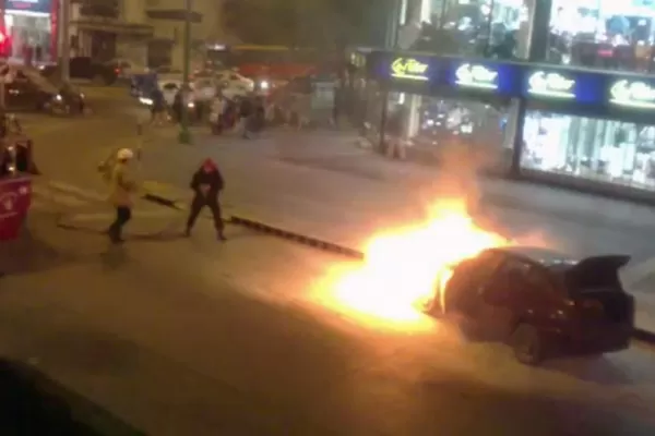 Se incendió un auto en la plazoleta Mitre, y todo quedó filmado