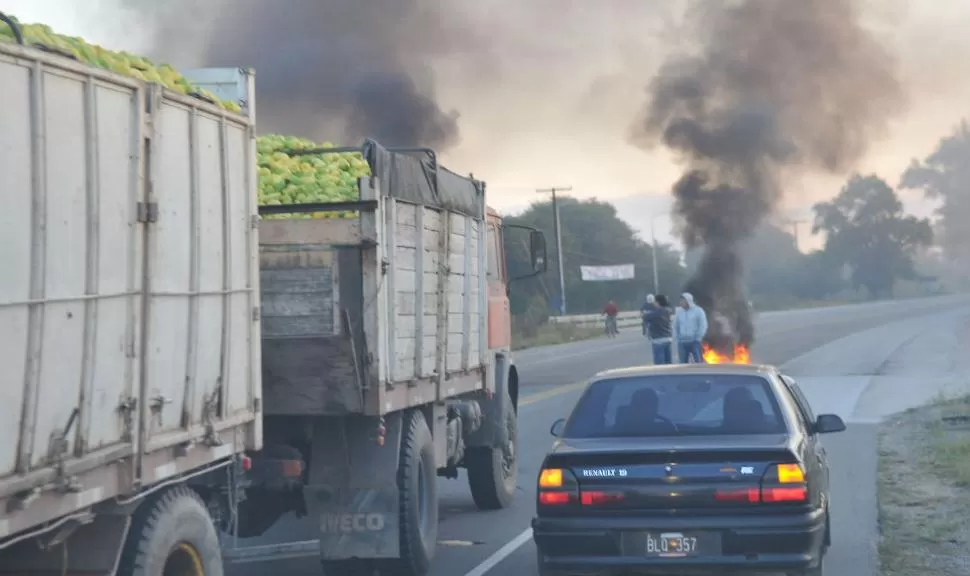 RECLAMO. Los obreros rurales queman gomas y cortan la ruta 38. LA GACETA / FOTOS DE OSVALDO RIPOLL