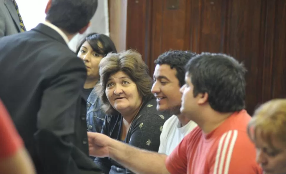 ACUSADOS. Irma Medina y sus hijos, durante la jornada de hoy del juicio por el secuestro de Marita. LA GACETA / FOTO DE JORGE OLMOS SGROSSO