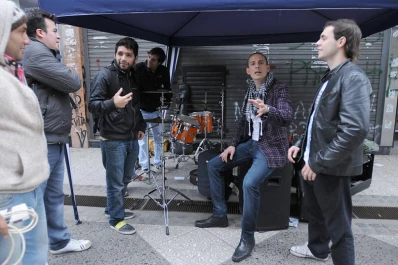 Cachín Selis convirtió a la peatonal en el set de filmación de su video clip
