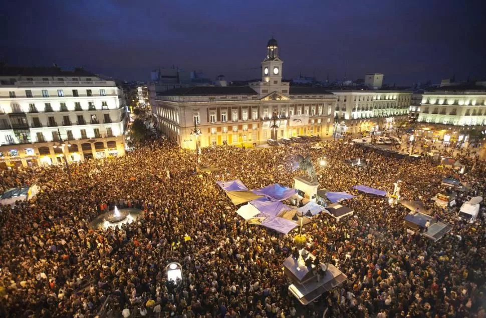 MULTITUD. La emblemática plaza de la Puerta del Sol de Madrid estuvo repleta en varias ocasiones, como en la movilización del 18 de mayo del año pasado. REUTERS