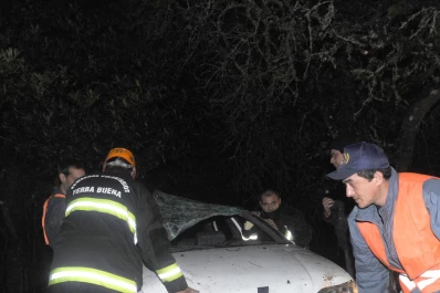 Un auto cayó en un barranco