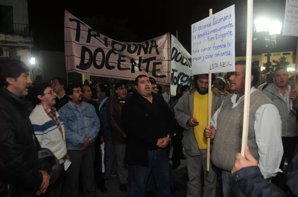 PROTESTA. Referentes de otras listas manifestaron en la sede del sindicato. LA GACETA / FOTO DE EZEQUIEL LAZARTE