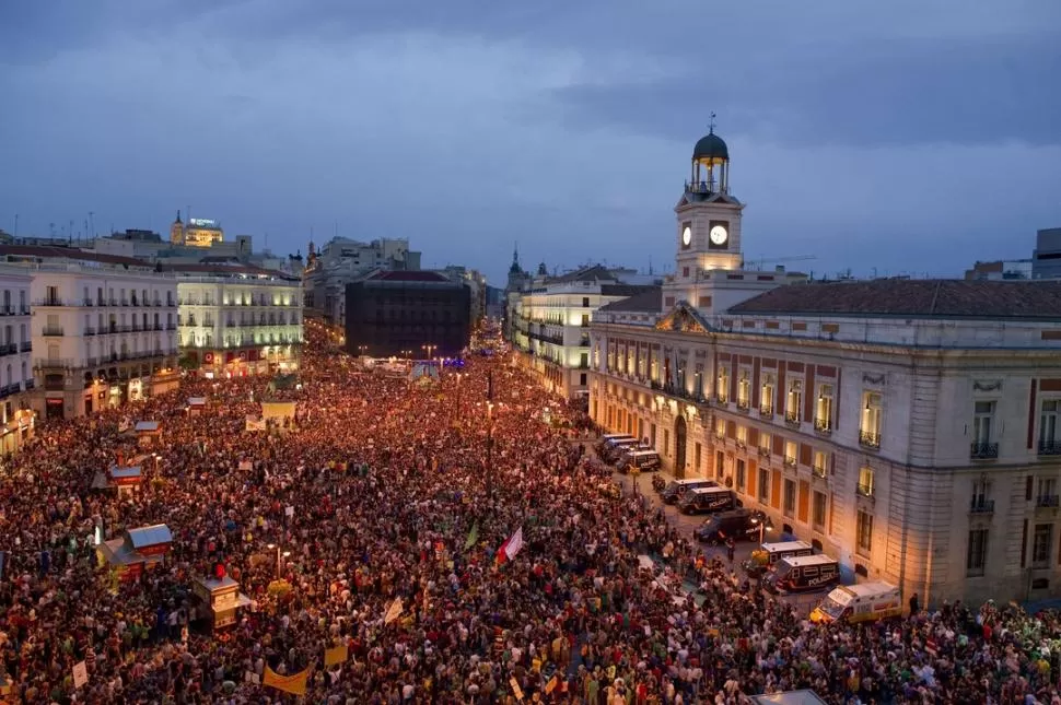NI UN ALFILER. La Puerta del Sol madrileña estuvo repleta de personas que protestaron contra el sistema político, económico y social, y rechazaron los ajustes. 