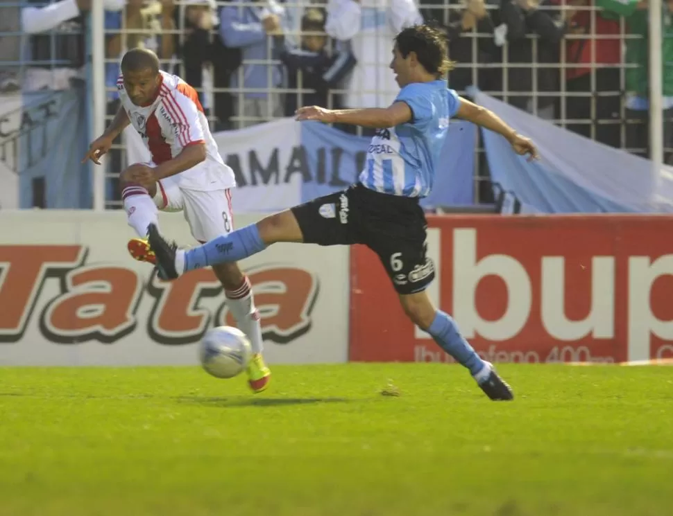 UN TRACTOR. El volante uruguayo fue una pesadilla para los marcadores decanos. Metió cuando la situación lo requería, puso fútbol y anotó un golazo para sentenciar el resultado. LA GACETA / FOTO DE JORGE OLMOS SGROSSO