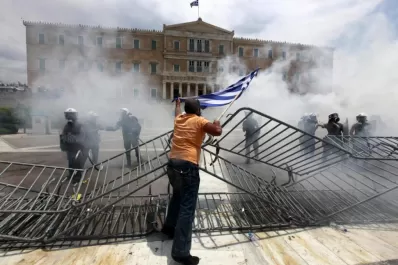 Grecia seguirá demandando ayuda aunque se aleje del euro
