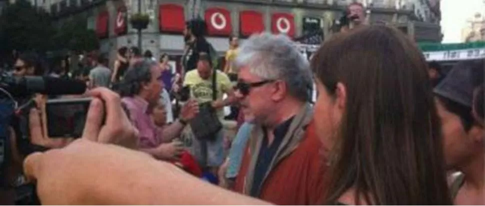 PEDRO INDIGNADO. El cineasta Almodóvar fue a dar su apoyo a los indignados en la Puerta del Sol. FOTO TOMADA DE TN.COM.AR