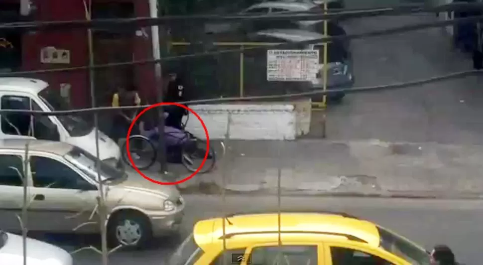 EN EL PISO. Un vecino filmó al DT caído por los golpes de García. CAPTURA DE VIDEO