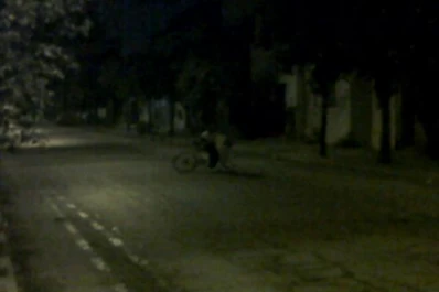 Iba andando en bicicleta y se quedó dormido