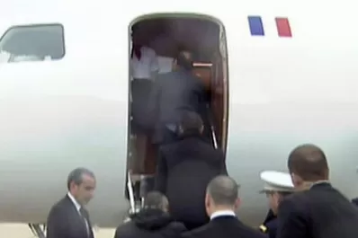 Un rayo alcanzó al avión de Hollande en pleno vuelo a Alemania