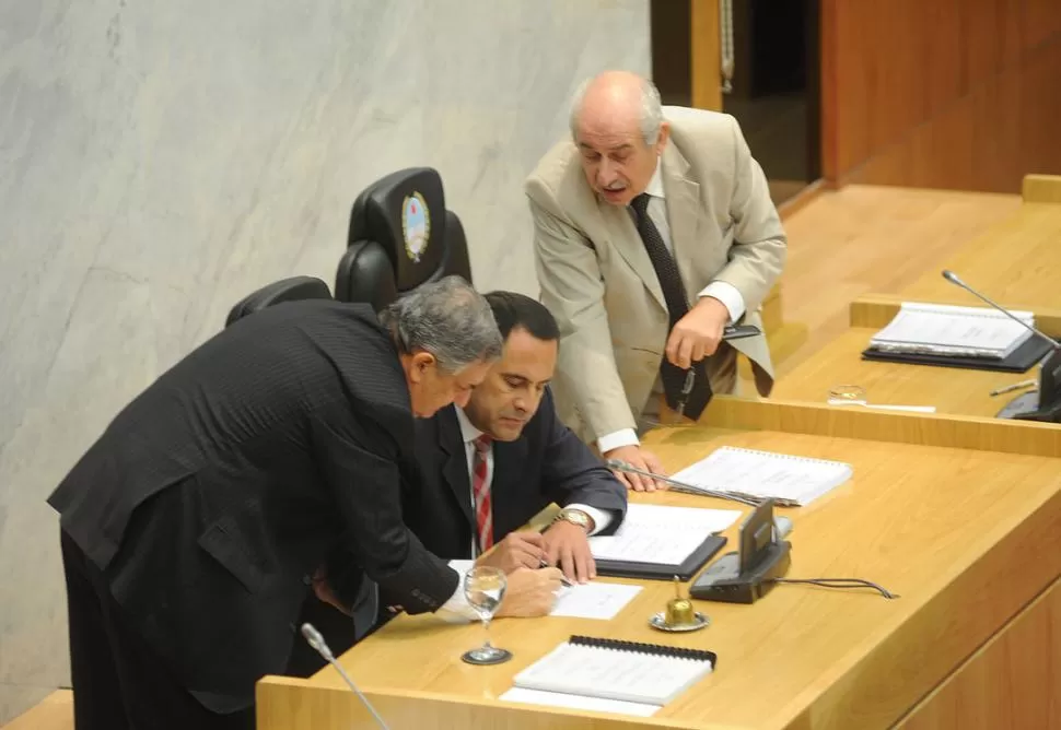 AFINÓ EL LÁPIZ. El presidente subrogante de la Cámara, Regino Amado (al centro) dispuso la suba por decreto. LA GACETA / FOTO DE ANTONIO FERRONI