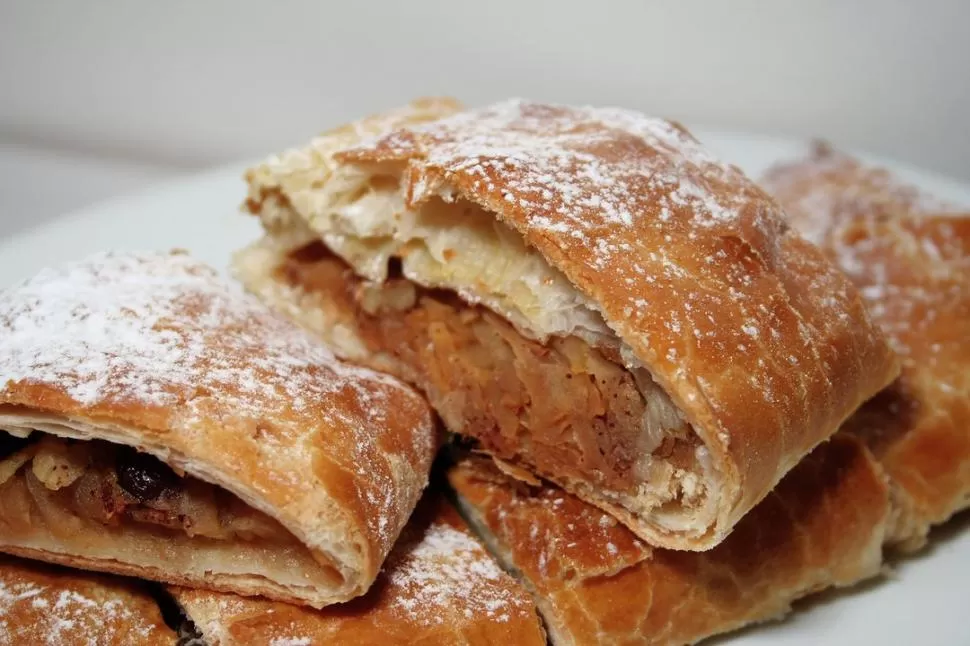 EL MÁS CONOCIDO DE TODOS. El Strudel de manzana, con pasas de uva, canela y almendras, suele servirse tibio y nevado con azúcar impalpable. 