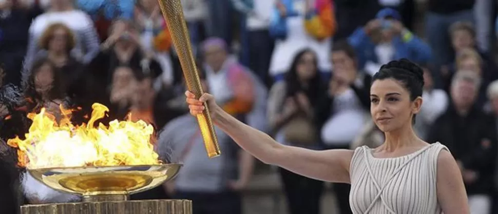 ARRANCA. Durante 70 días, la llama olímpica recorrerá distintos países y volverá a Londres. FOTO TOMADA DE LARAZON.ES
