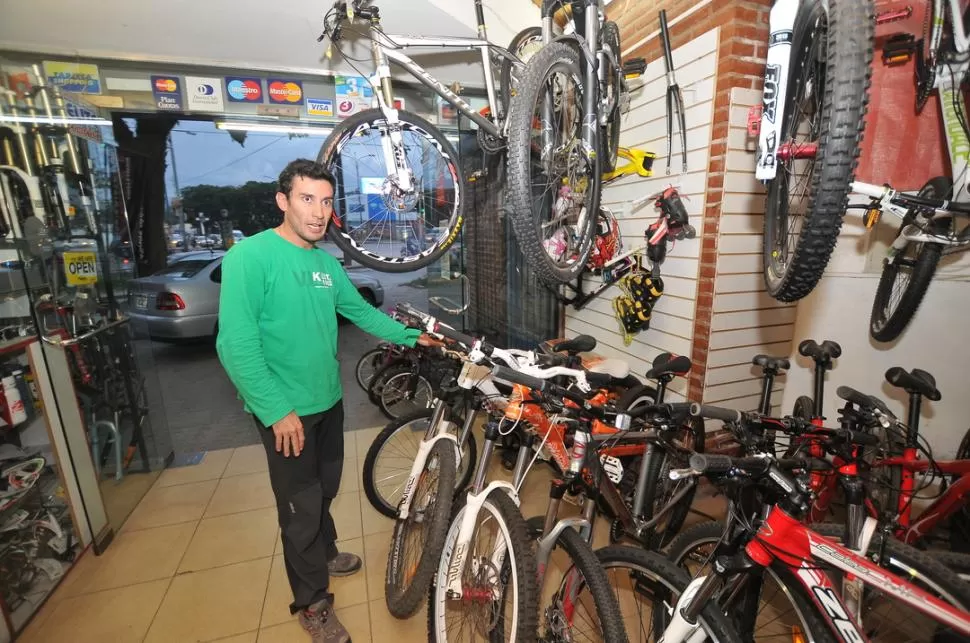 EN VIDRIERA. En su local, Ariel Rodríguez tiene los productos en exhibición y al alcance de todos los clientes. LA GACETA / FOTO DE OSVALDO RIPOLL