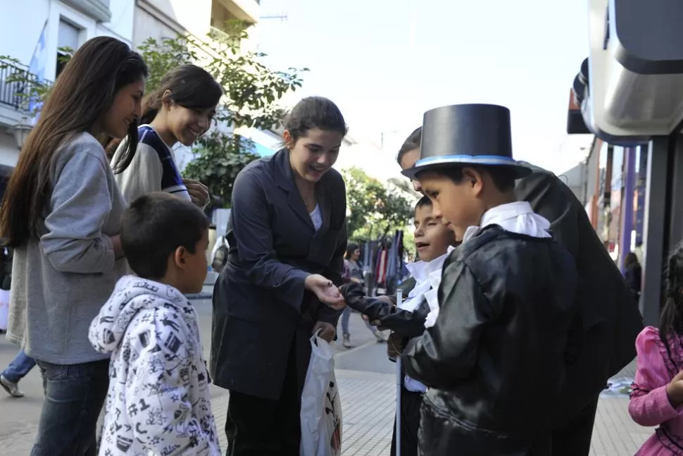 HISTORIA. Los chicos hicieron entrega de escarapelas y emociones. LA GACETA / FOTO JORGE OLMOS SGROSSO