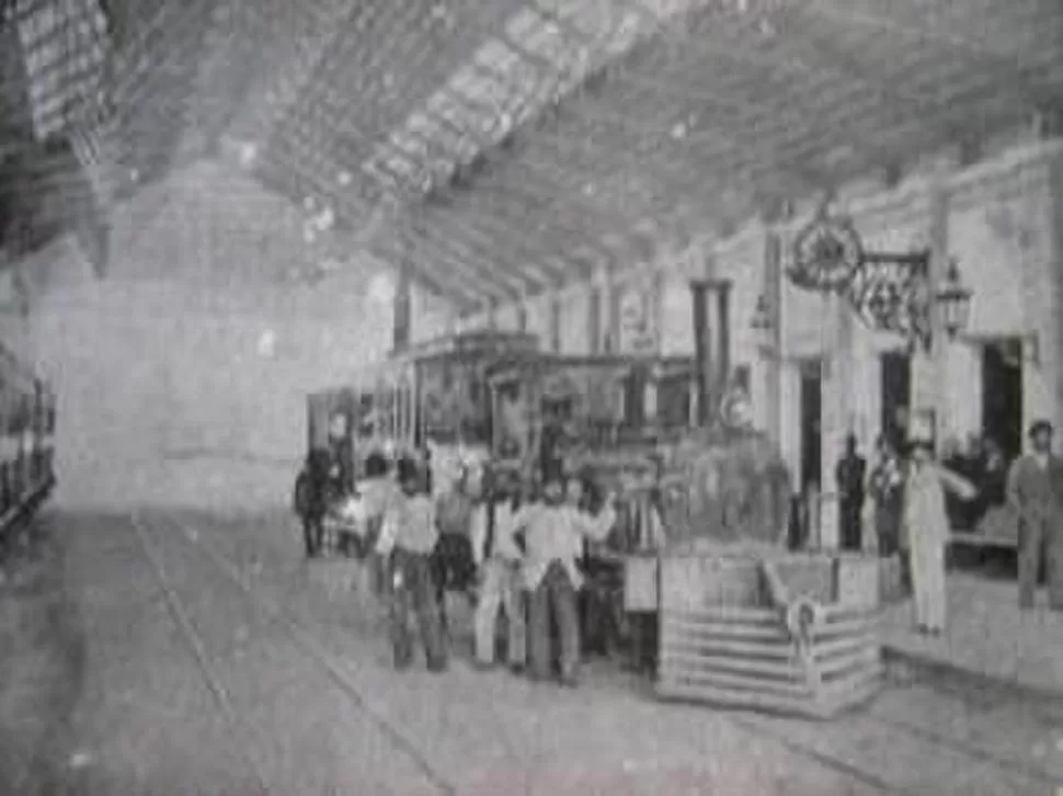 EN EL ANDÉN. Uno de los trenes que en 1876 llegaban al Central Córdoba.  