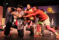 Chicos que reclaman justicia cantando