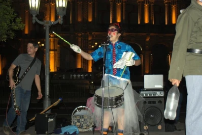 Artistas coparon la plaza en repudio al IPLA