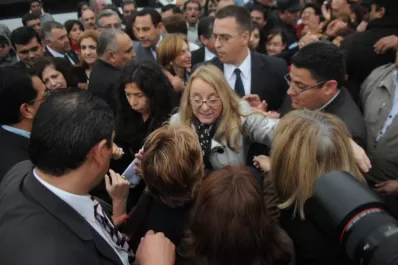 Alicia Kirchner inauguró obras, repartió unos $ 93 millones y reivindicó la figura de Néstor