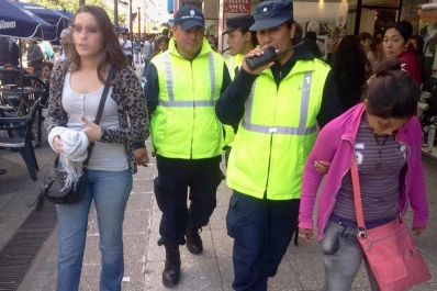 Una joven detuvo a la mechera que le robó la cartera