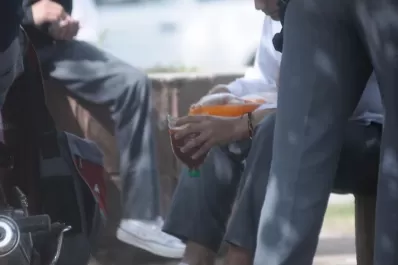 Suena el timbre y el alcohol enciende la diversión