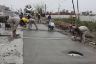 Sueldos al día y asfalto para capear la crisis