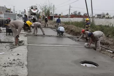 Sueldos al día y asfalto para capear la crisis