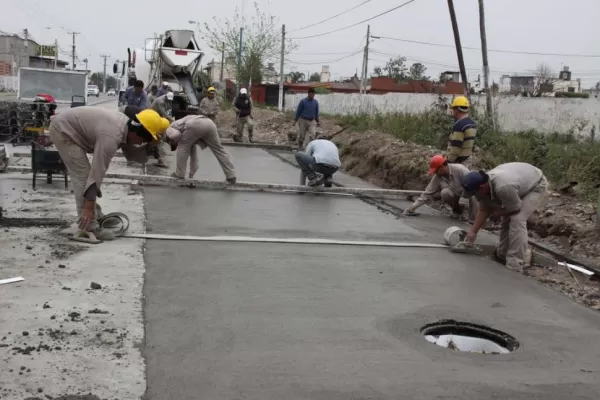 Sueldos al día y asfalto para capear la crisis