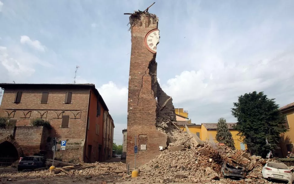 DESTROZOS. Algunas estructuras no soportaron el terremoto en el norte de Italia.  REUTERS