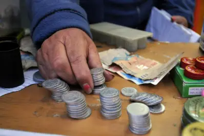 Es una aberración pagar con plata y cospeles, según Avignone