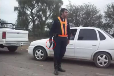 Un policía desenfundó su arma para ordenar el tránsito en Santiago del Estero