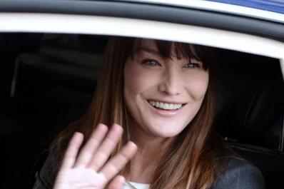 Afirman que Carla Bruni tuvo un romance con un ministro de Hollande