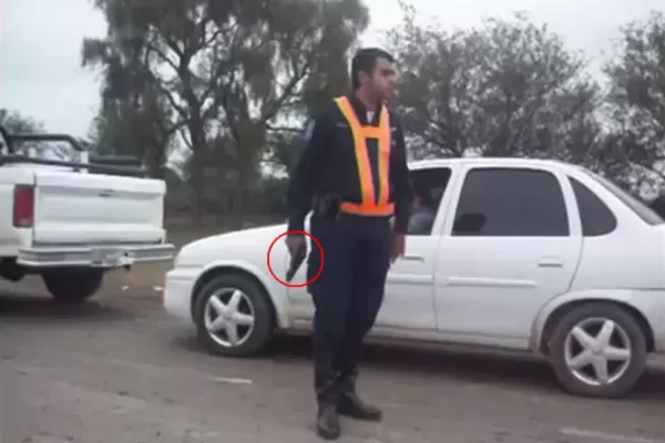 Un policía desenfundó su arma para ordenar el tránsito en Santiago del Estero