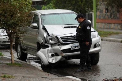 Chocó una camioneta y luego huyó del hospital