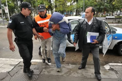 Disfrazaron de policía al presunto violador de una nena de 11 años para sacarlo de su casa