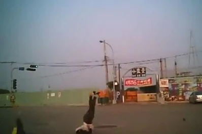 Atropelló brutalmente a dos motociclistas y quedó filmado