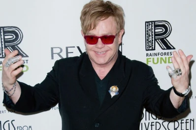 Elton John fue internado por una infección respiratoria grave
